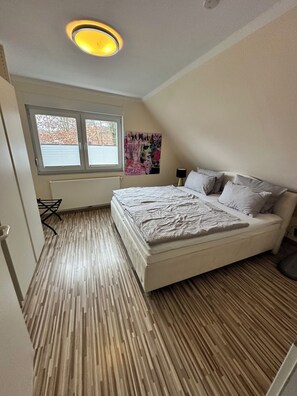 2 bedrooms, iron/ironing board, free WiFi, bed sheets - Comfortable mod. Apartment -Lighthouse-(95m2) in the middle of Steinhude, WLAN, wallbox, parking lot (Wunstorf)
