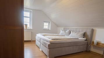 3 bedrooms, desk, iron/ironing board, free WiFi