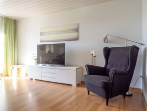 Smart TV, libros, estéreo y monitor de computadora