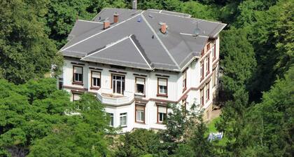 Living directly on the edge of the forest in Bad Tabarz in the Spindler Villa