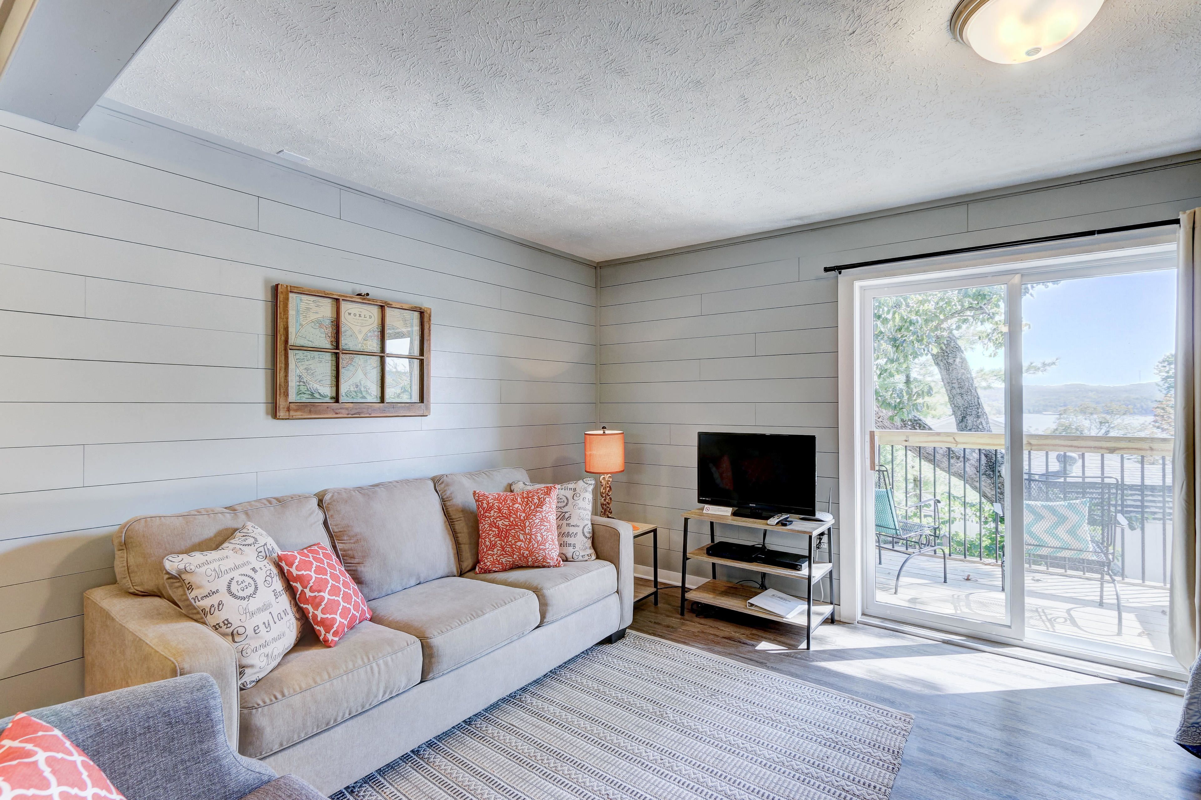 Oak | Living area | Flat-screen TV, DVD player