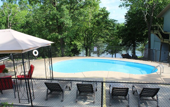 Piscine extérieure (ouverte en saison)