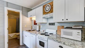 Toaster, cookware/dishes/utensils