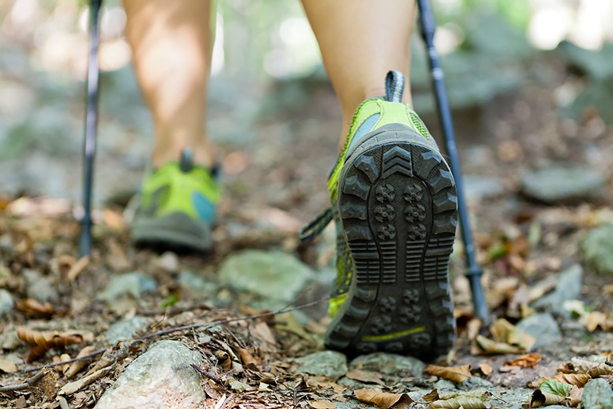 Primer plano de zapatos de senderismo con suela resistente, ideales para actividades al aire libre.