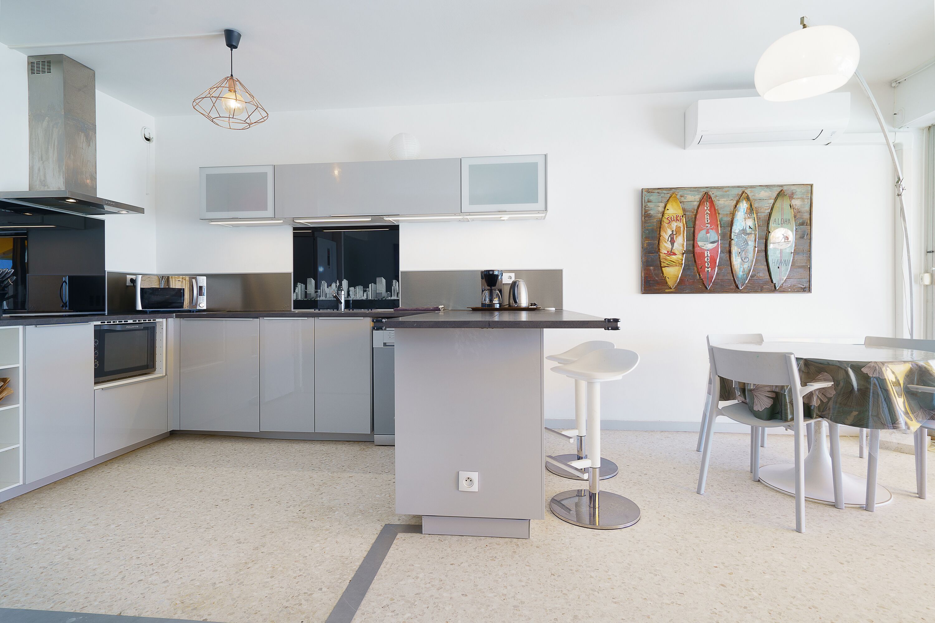 Réfrigérateur, micro-ondes, four, plaque de cuisson