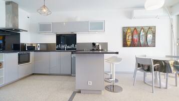 Réfrigérateur, micro-ondes, four, plaque de cuisson