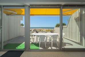Outdoor dining - Appart T3 for 6 people DRC, in front of the sea with private access direct beach (Mauguio)