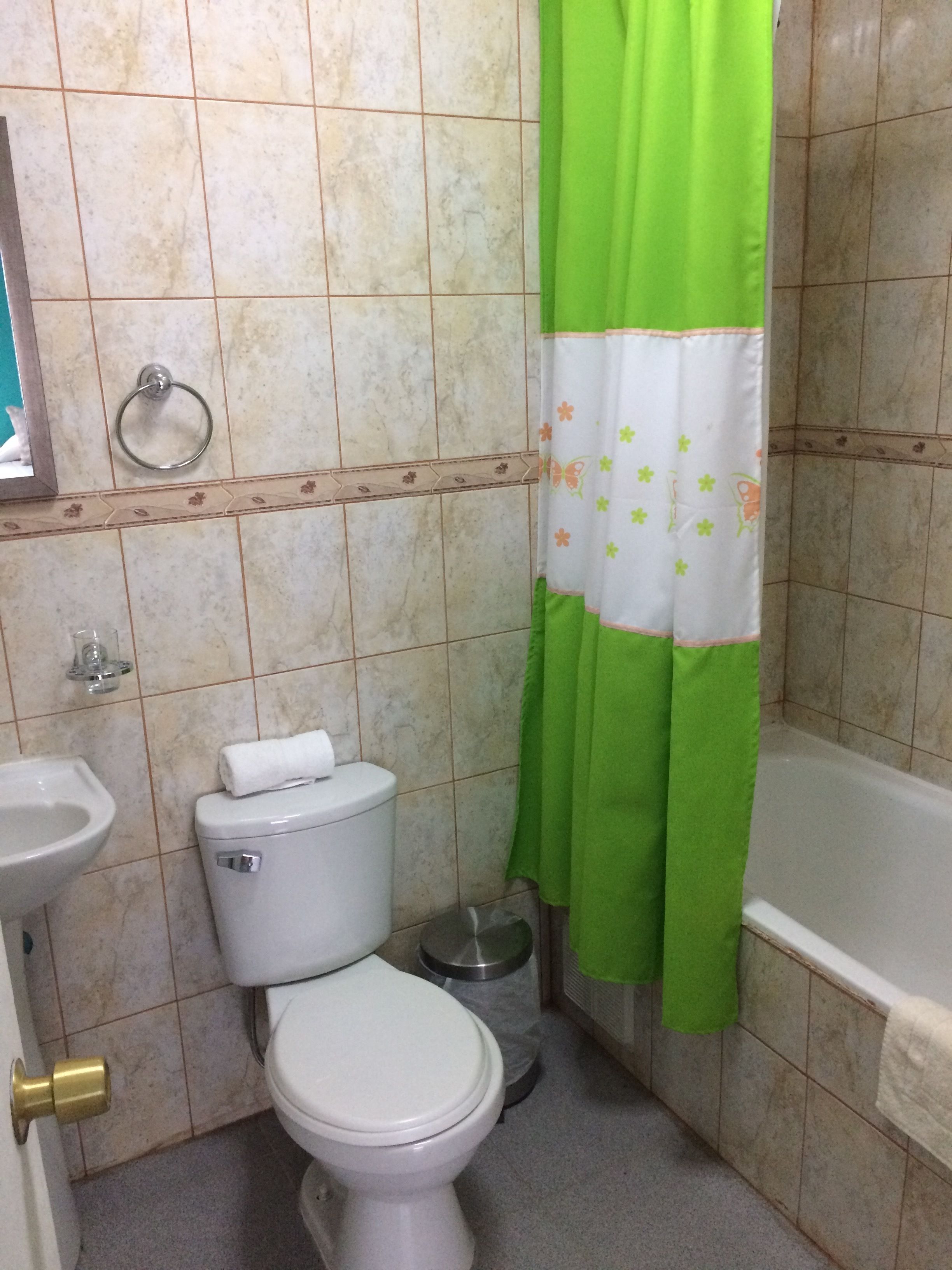Un baño con inodoro, lavamanos y bañera.