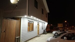 Un bâtiment sur lequel on peut lire l’inscription « base », ainsi qu’un espace de stationnement avec des voitures.