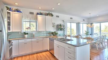 冰箱、微波炉、烤箱、炉灶