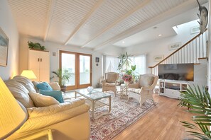 Televisión, chimenea, reproductor de DVD y libros 