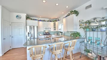 冰箱、微波炉、烤箱、炉灶