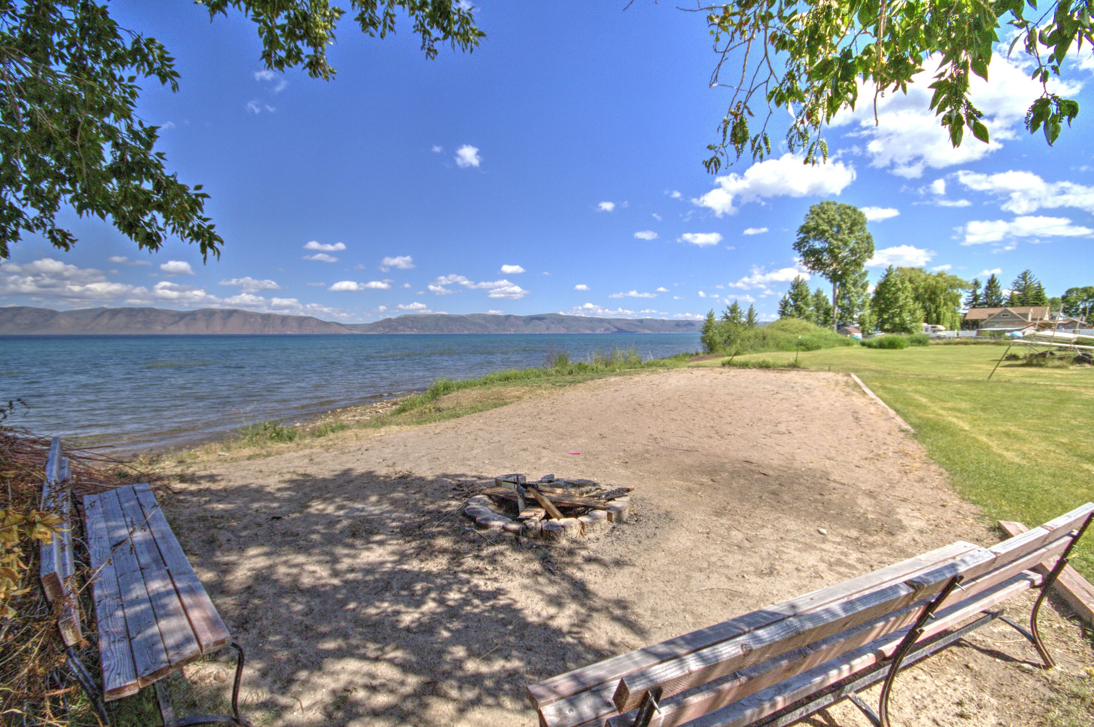 Lake-front Cabin Located In The Heart Of Bear Lake!