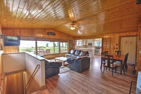 Smart-tv, een dvd-speler, tafelvoetbal en een filmbibliotheek