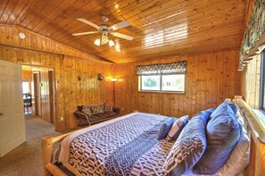 5 bedrooms, travel cot, free WiFi, bed sheets - Lake-front Cabin Located In The Heart Of Bear Lake! (Garden City)