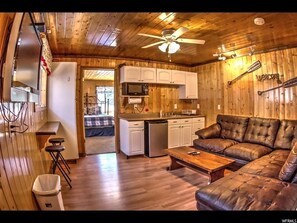 Smart-tv, een dvd-speler, tafelvoetbal en een filmbibliotheek