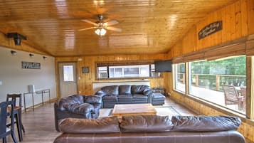 Älytelevisio, DVD-soitin, pöytäjalkapallopöytä, videokirjasto