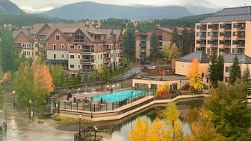 من حمّامات السباحة المغطاة، حمّام سباحة خارجي