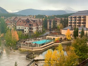 Un complexe hôtelier comprenant plusieurs bâtiments, une piscine et offrant une vue sur les montagnes.