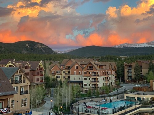 Breckenridge Ski In Ski Out Condo, Great Views, Pool & Hot Tubs, Walk to Town