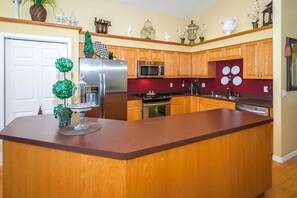 Kjøleskap, mikrobølgeovn, ovn og kokeplater