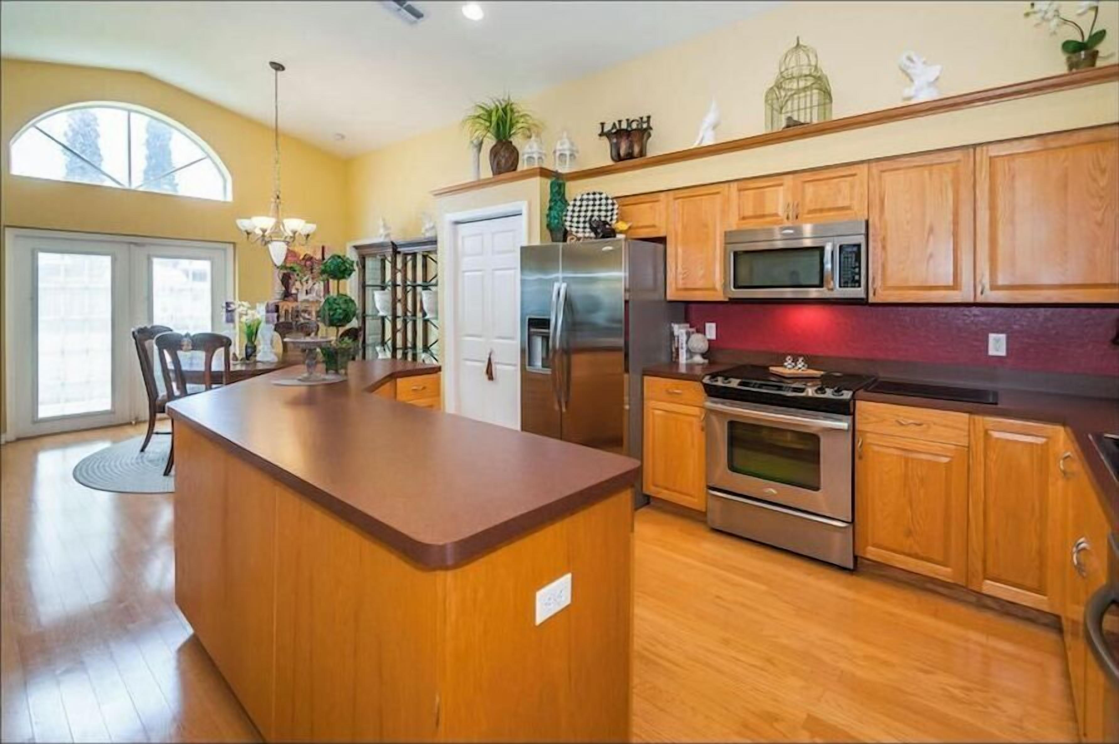 雪櫃、微波爐、焗爐、爐具