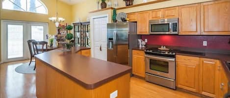 ثلاجة، ميكروويف، فرن، موقد طهي مسطح