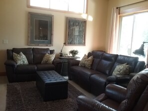 Smart TV, fireplace, DVD player, books - 3 Bedroom, Single Story, (Redmond)