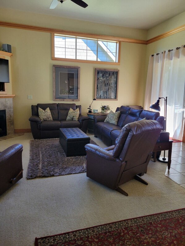 Smart TV, fireplace, DVD player, books