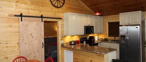 冷蔵庫、電子レンジ、オーブン、コンロ