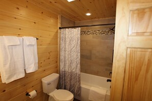 Combined shower/bathtub, hair dryer, towels, soap - Beautifully remodeled one bedroom cabin. (Sevierville)