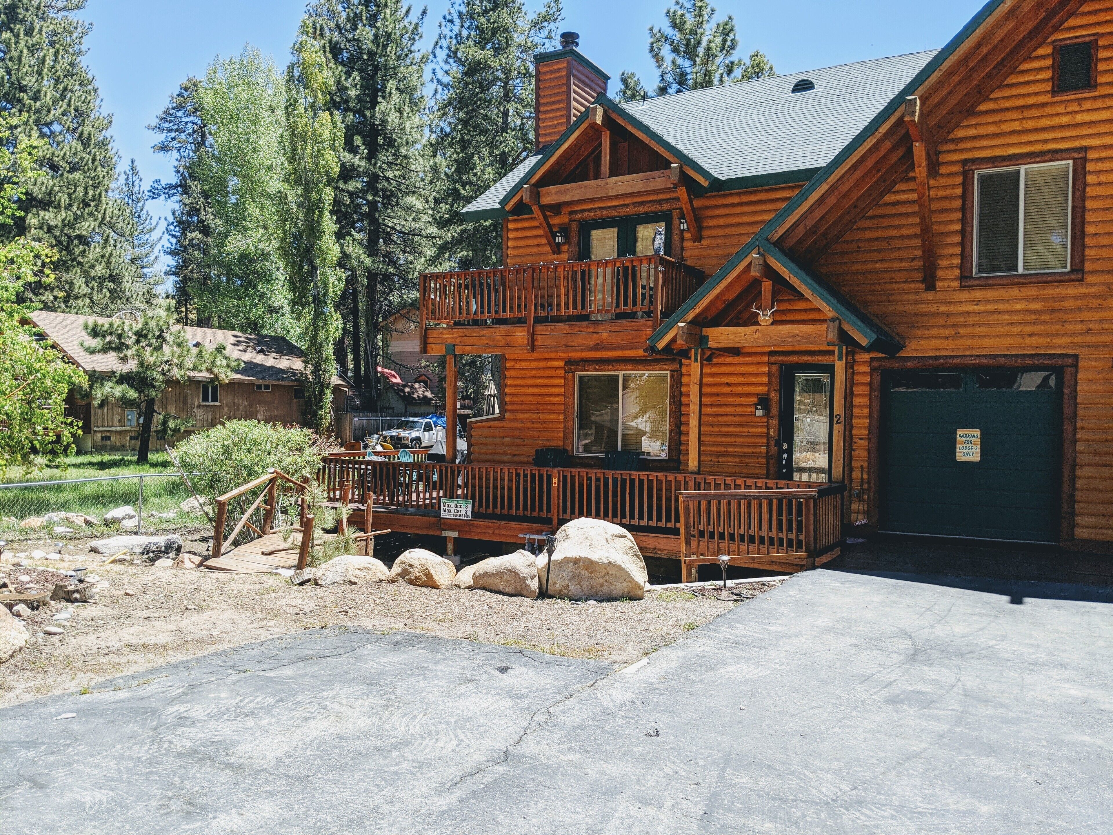 Modern Log Style Home Close To Boulder Bay park & Lake. Hot tub and game room.