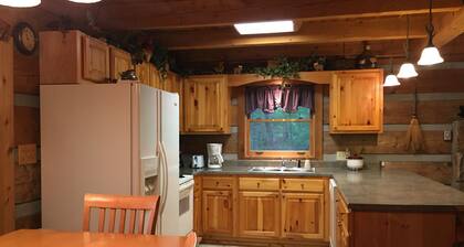 Honeysuckle Cabin on Acre!~Easy Drive!-5 mins. to Parkway~Pool Table & Hot Tub!