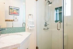 Combined shower/bathtub, hair dryer, towels
