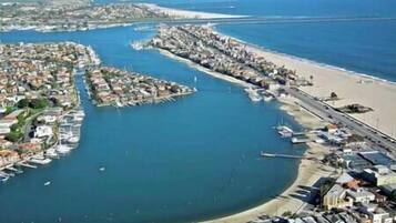 En la playa, camastros y toallas de playa