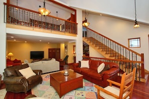 Smart-TV, DVD-spiller, bøker og stereoanlegg