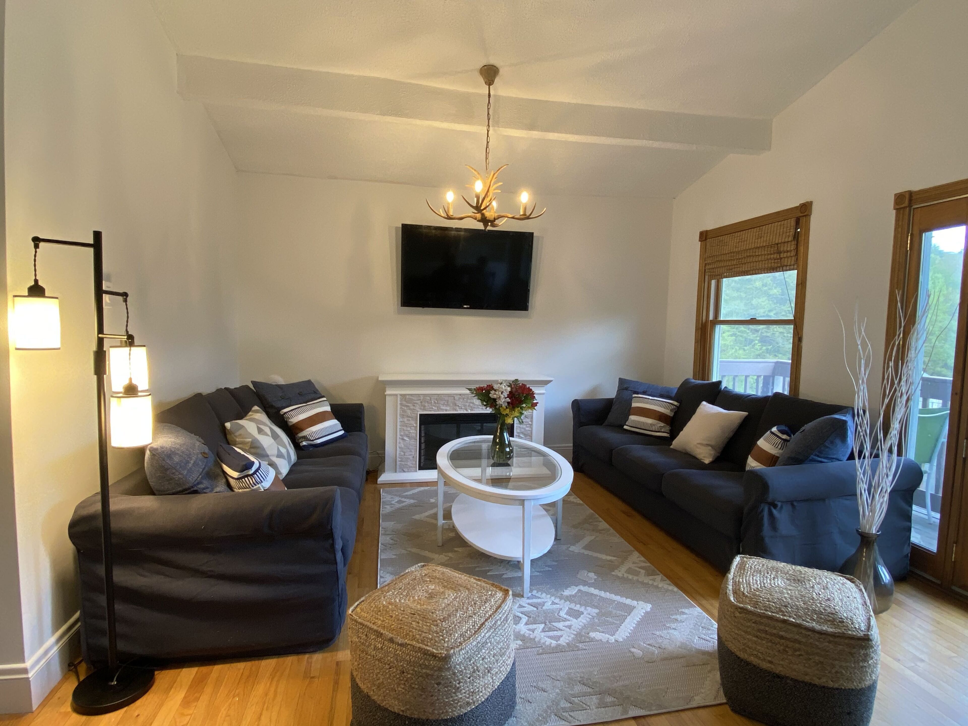 Apartamento, 3 habitaciones | Zona de estar | Televisión de pantalla plana de 30 pulgadas con canales por cable