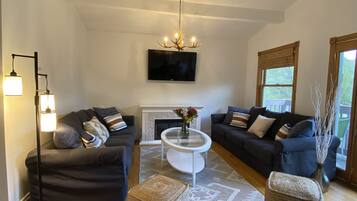 Appartement, 3 slaapkamers | Woonruimte | Een 30-inch flatscreentelevisie met kabelzenders en televisie