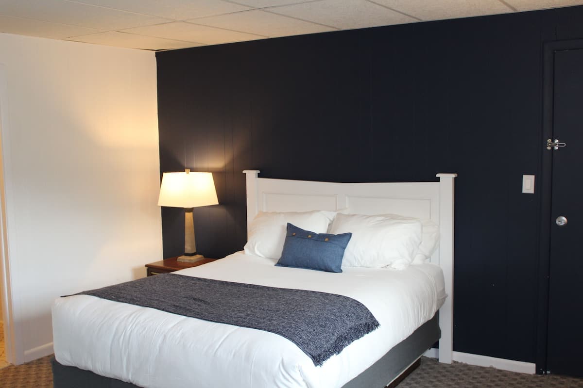 Double Room | Premium bedding, down comforters, iron/ironing board, free WiFi