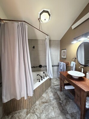 Duschwanne, Whirlpool, Handtücher, Toilettenpapier