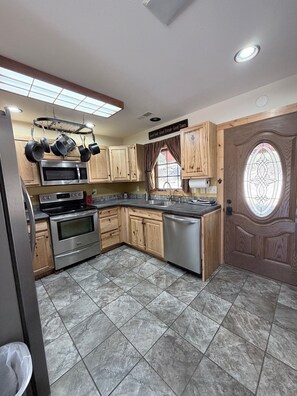 Réfrigérateur, four à micro-ondes, un four, surface de cuisson