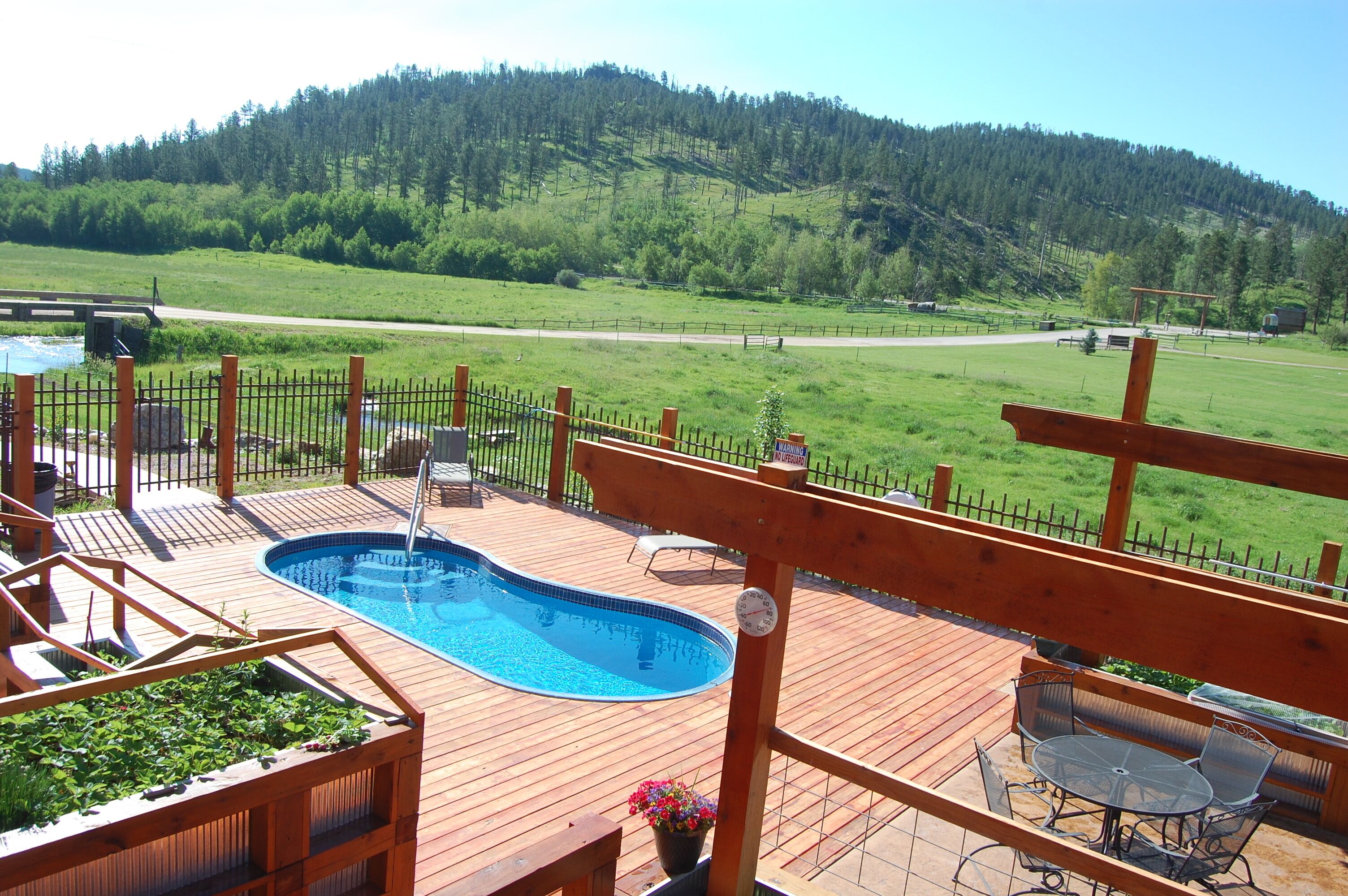 Utendørsbasseng og et oppvarmet basseng