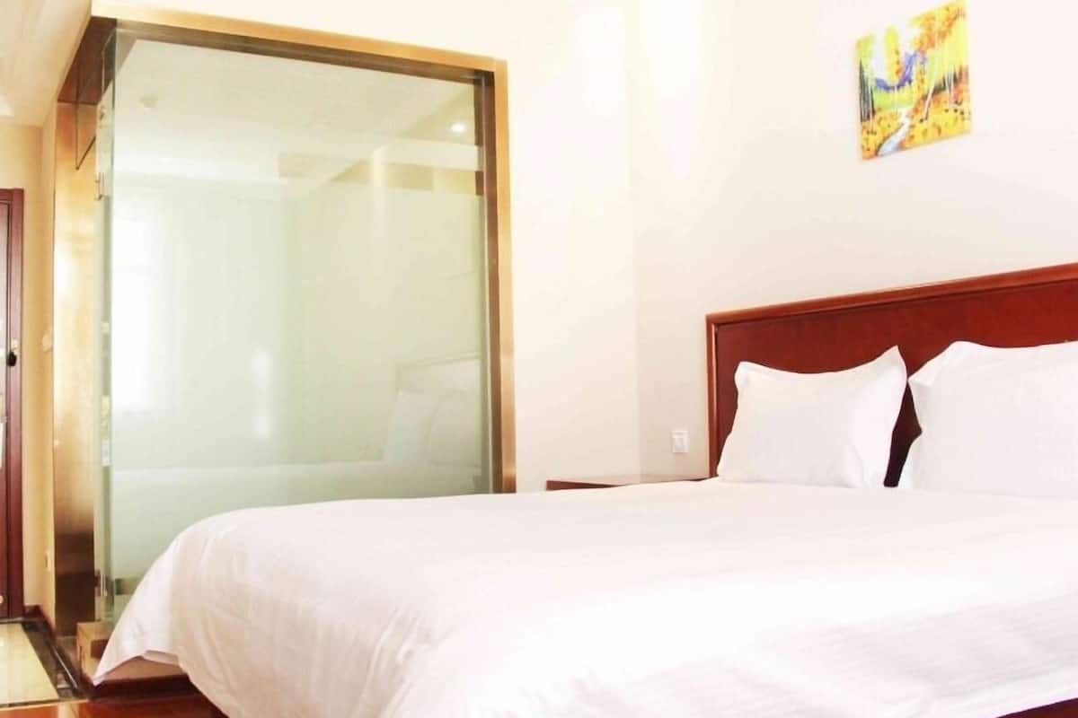 In-room safe, free WiFi