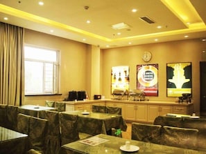 A restaurant with a counter, seating area, and a clock on the wall. - GreenTree Inn Qingdao Development District SDUST Express Hotel (Qingdao)