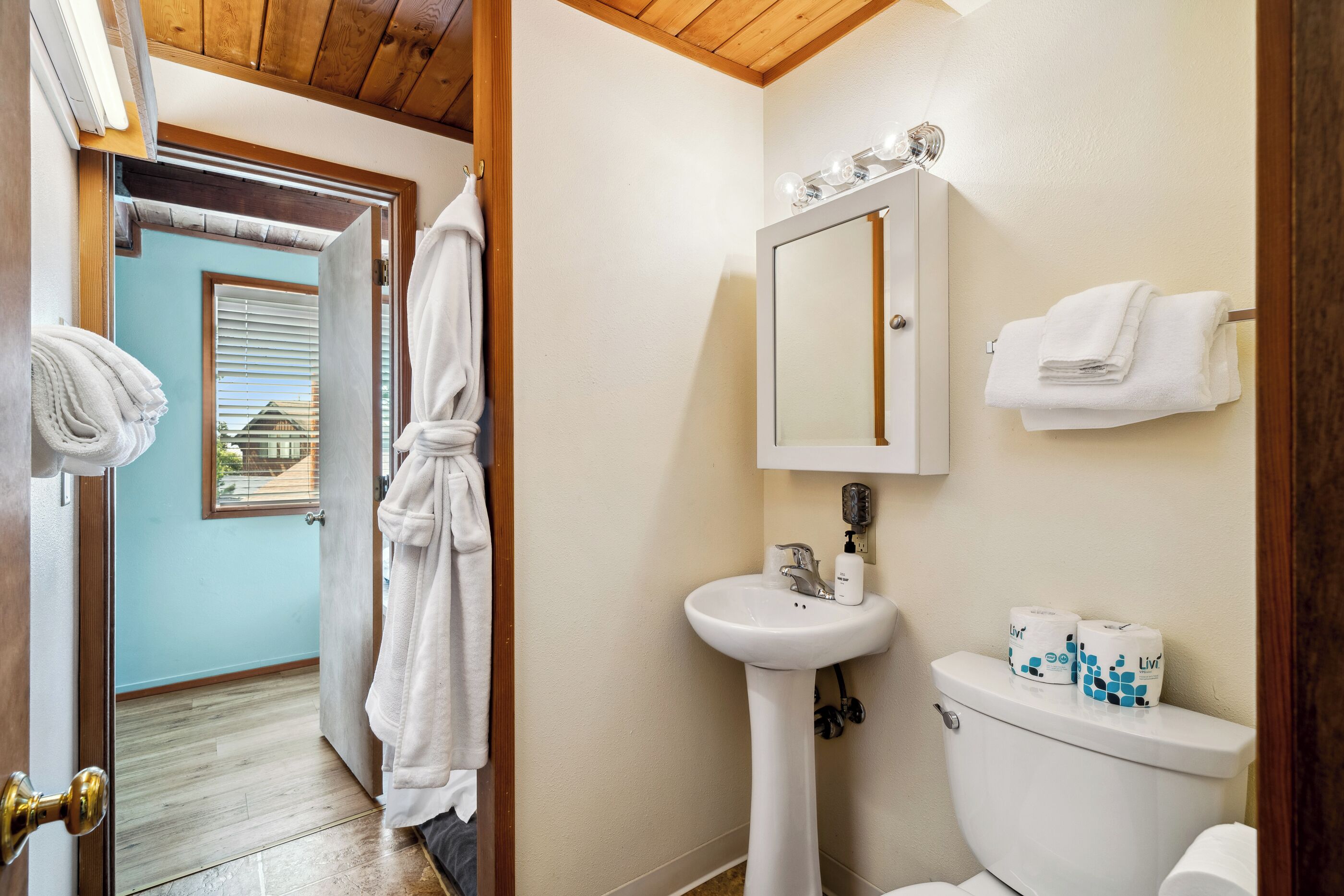 separate bathtub and shower, jetted bath, eco-friendly toiletries