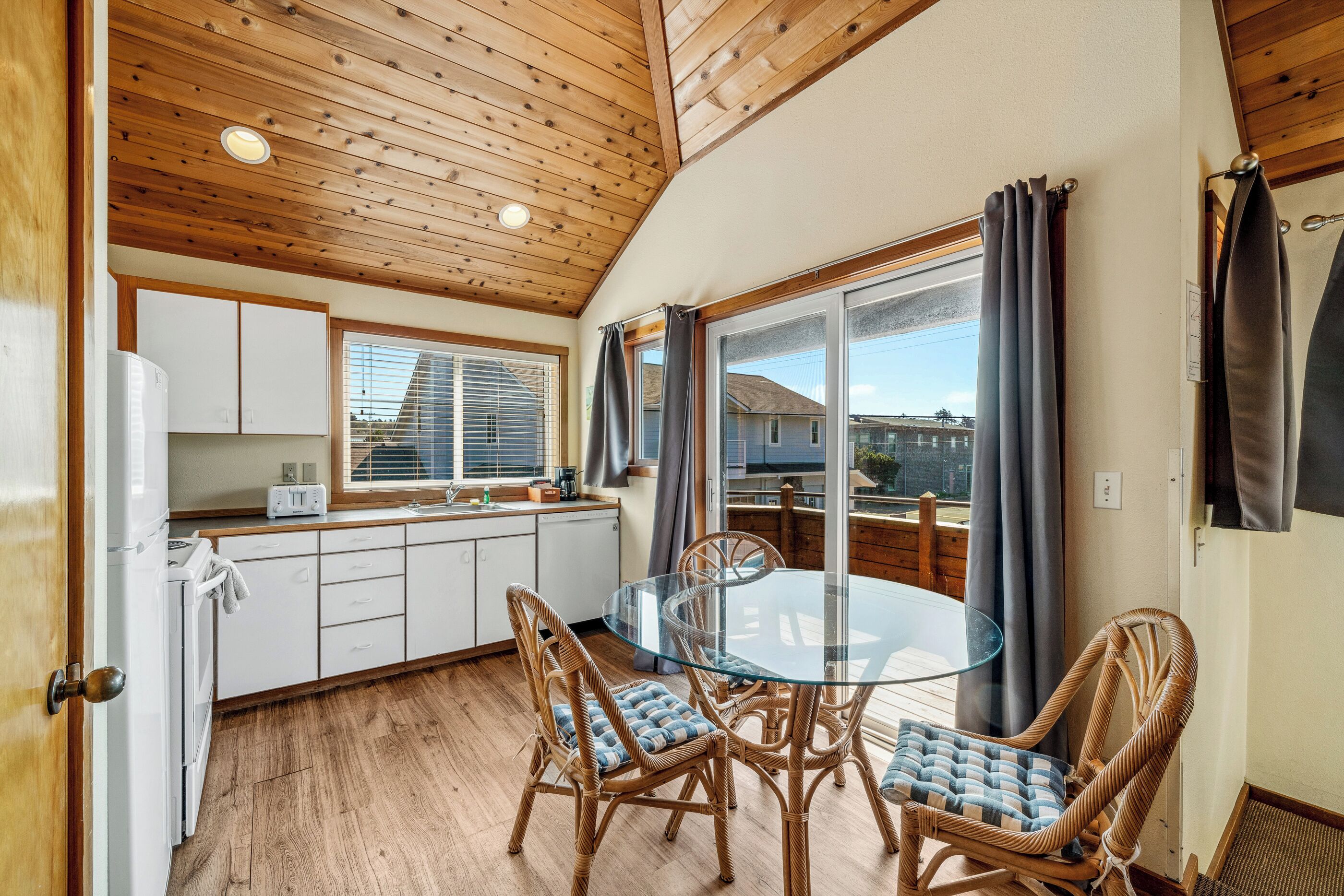 deluxe suite | private kitchen | microwave, electric kettle