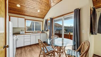 Luxe Queen Suite with Kitchen | Private kitchen | Microwave, electric kettle