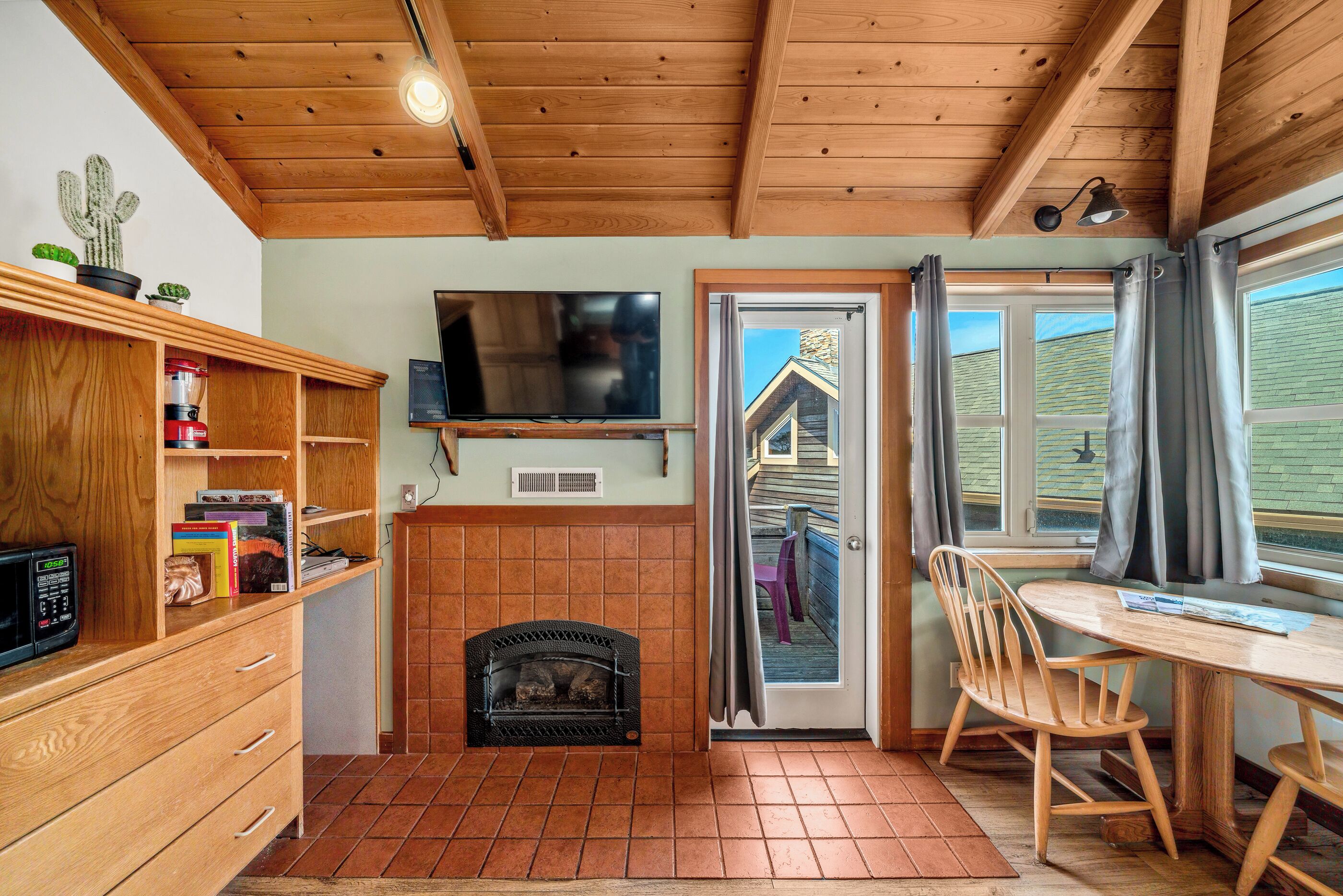 deluxe room | living area | 55-inch flat-screen tv with cable channels, tv, fireplace