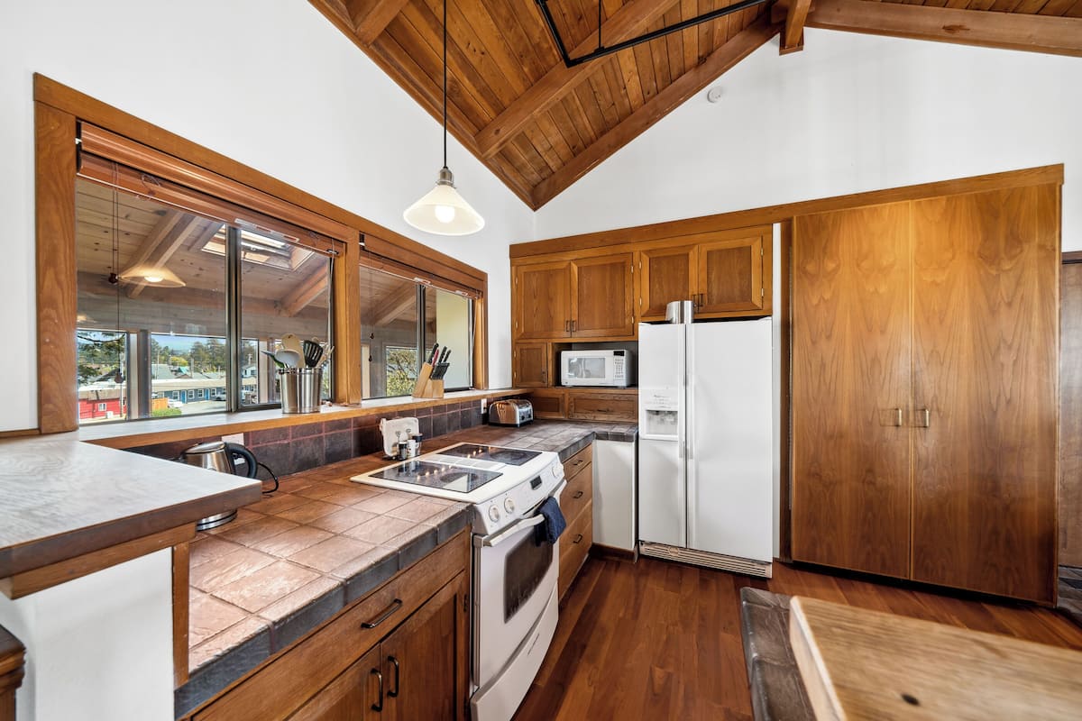 microwave, electric kettle