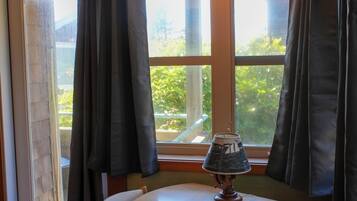 Luxe Captain Queen | Free WiFi, bed sheets